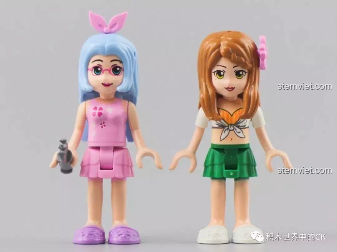 Cận cảnh hai nhân vật minifigure nữ trong bộ QMAN 2018 với trang phục mùa hè và phụ kiện.