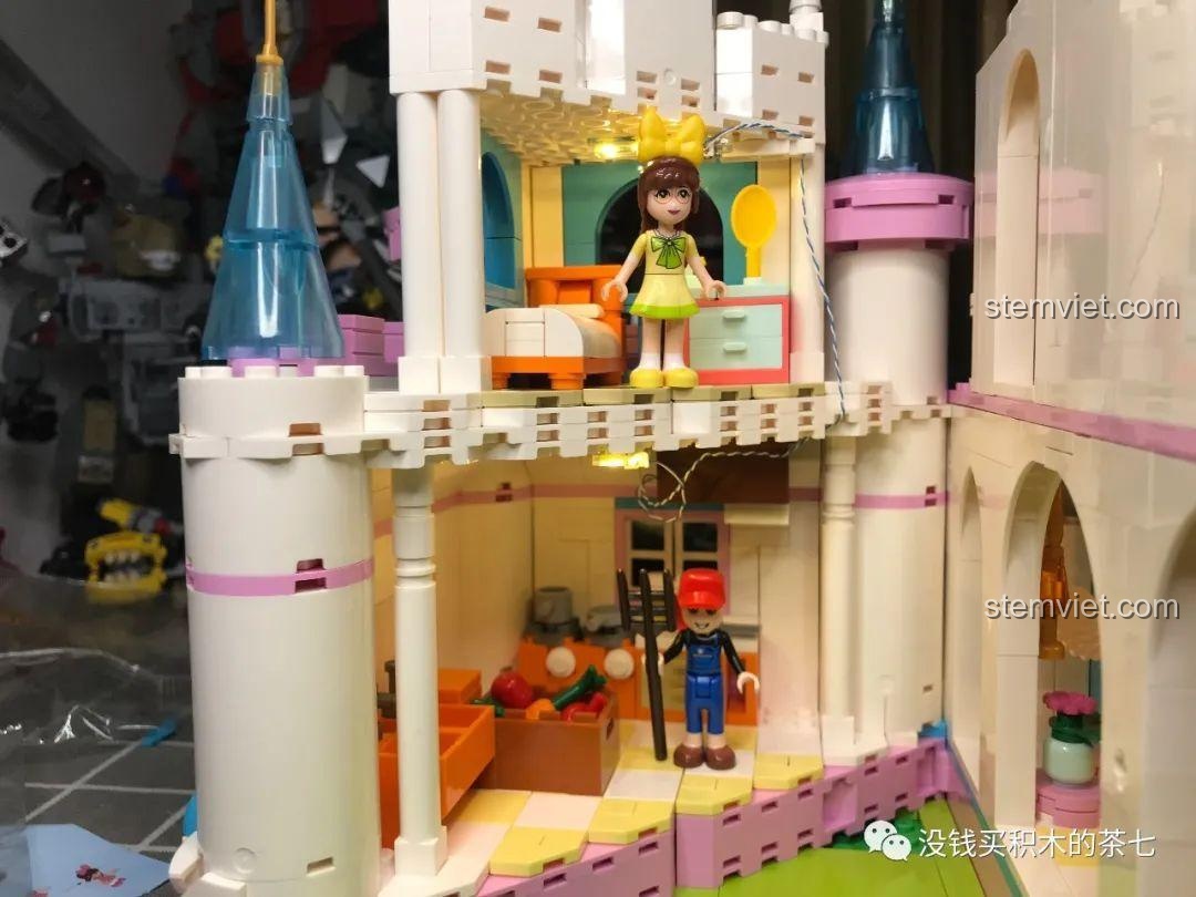 Các minifigure nữ được đặt trong phòng ngủ và phòng ăn của lâu đài được chiếu sáng.