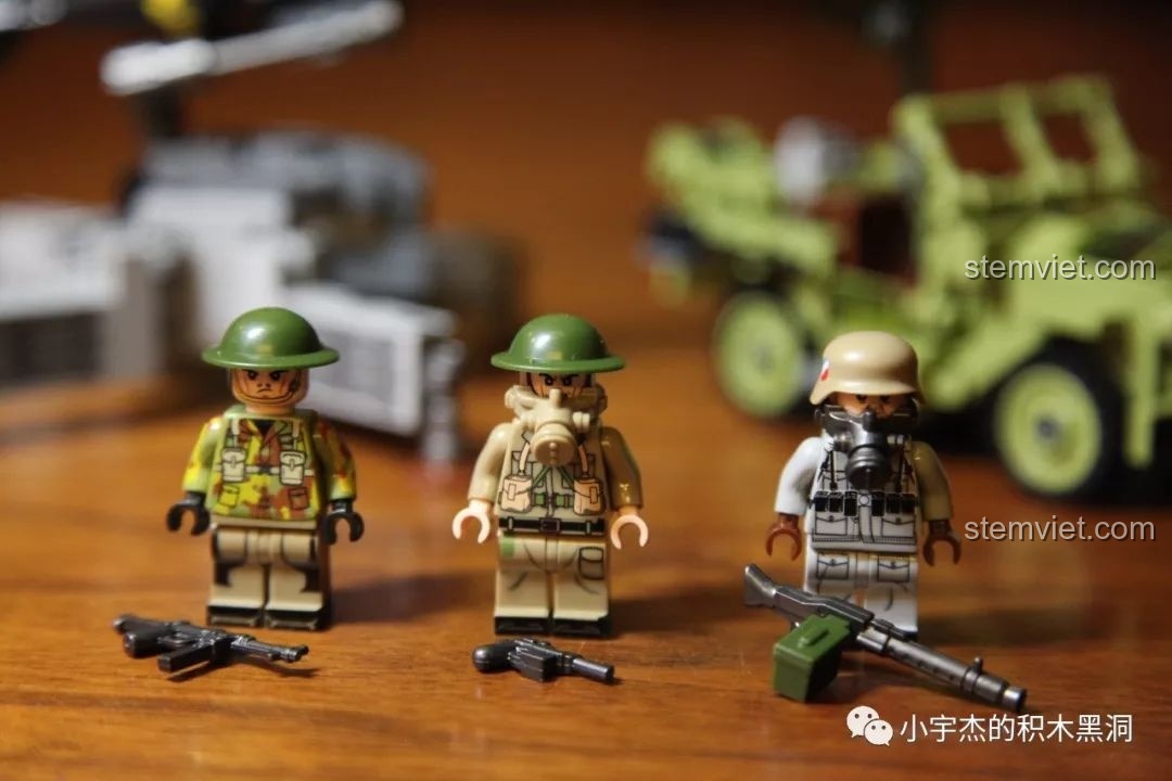 Các minifigures lính được trang bị đầy đủ mũ, mặt nạ phòng độc và vũ khí trong bộ Panlos 631004D.