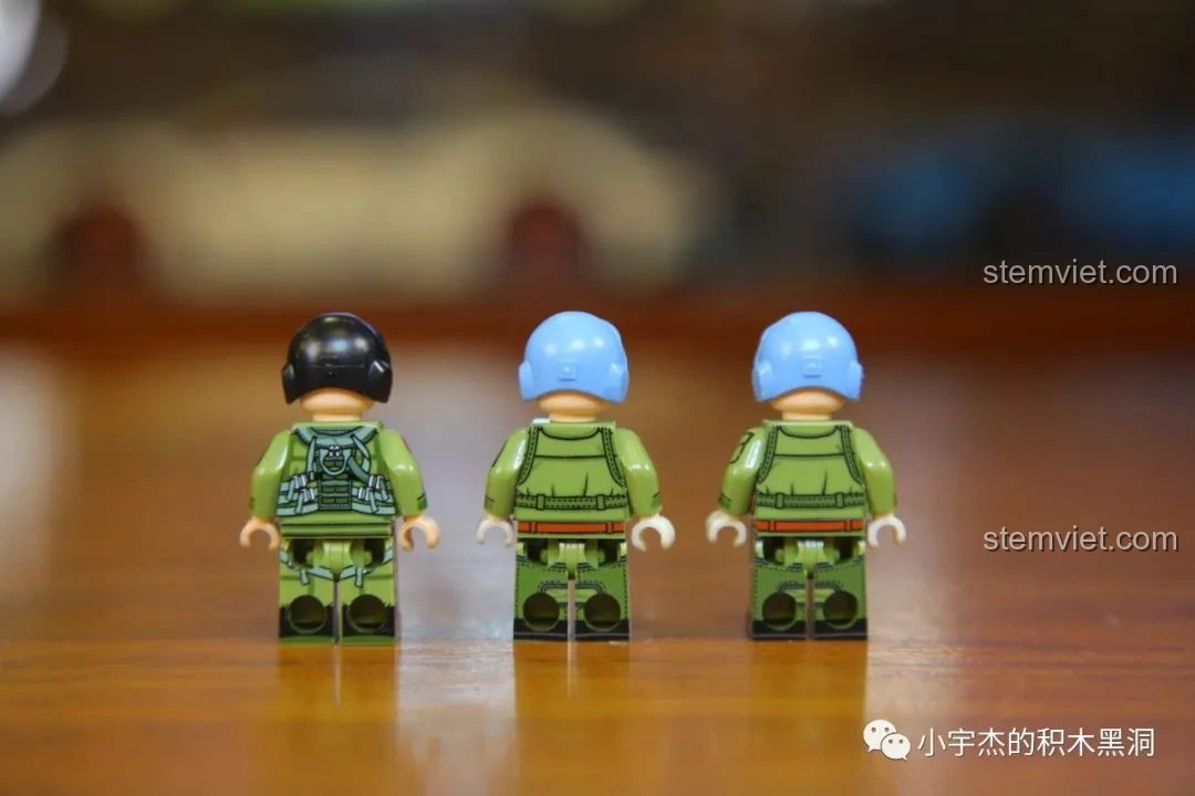 Mặt sau của các minifigures phi công bộ lắp ráp Mô Hình Tàu Sân Bay Sơn Đông SEMBO 202001.