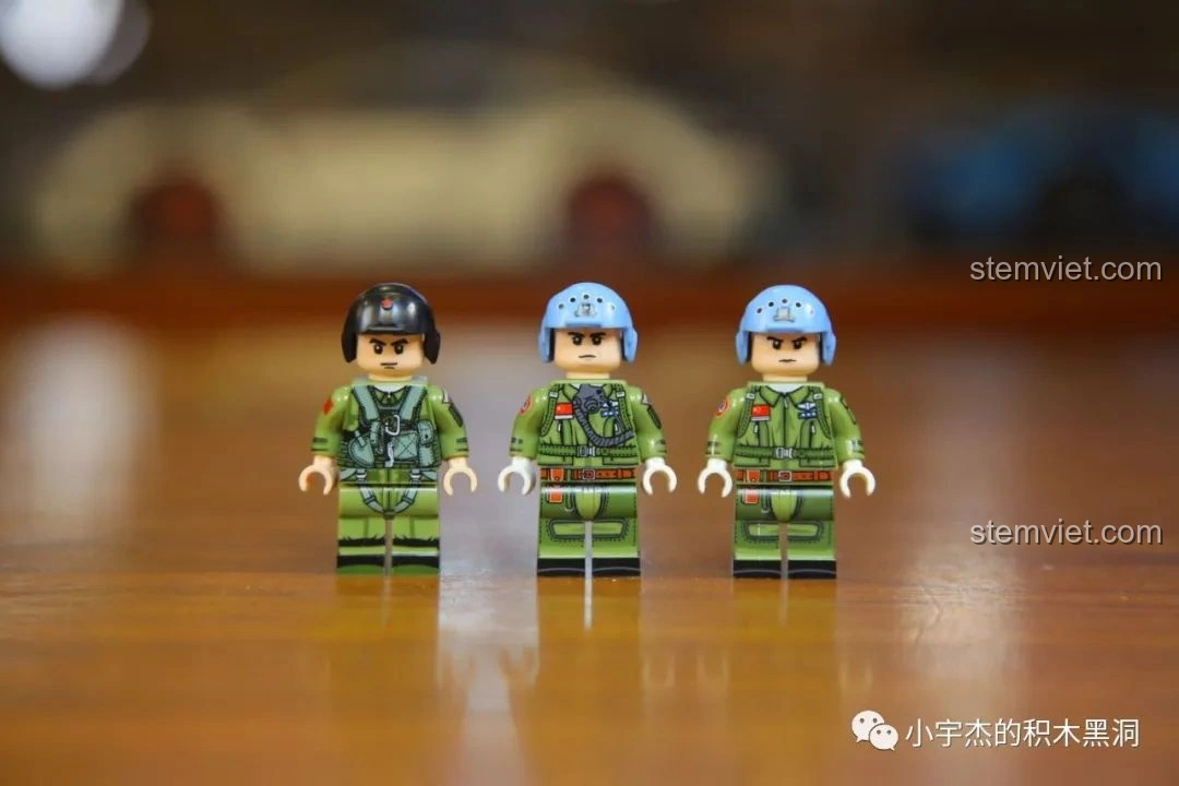 Ba minifigures phi công của bộ lắp ráp Mô Hình Tàu Sân Bay Sơn Đông SEMBO 202001.