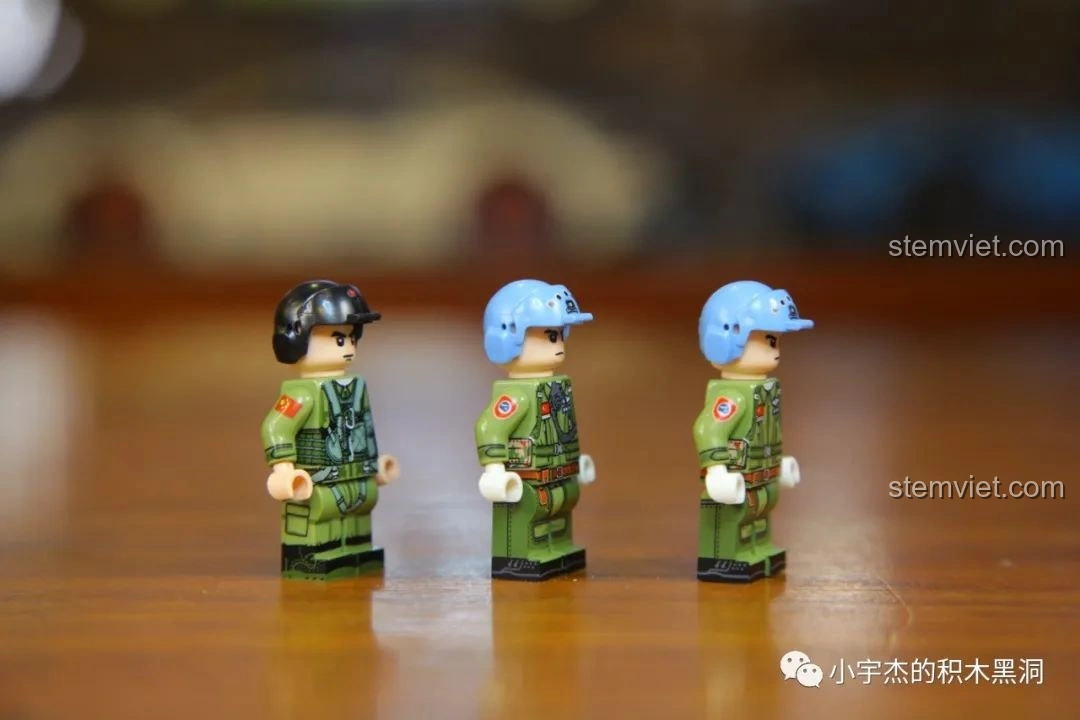 Góc nghiêng của các minifigures phi công bộ lắp ráp Hàng Không Mẫu Hạm Sơn Đông SEMBO 202001.