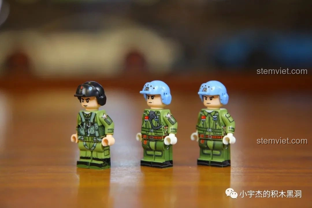 Góc nghiêng khác của các minifigures phi công bộ lắp ráp Hàng Không Mẫu Hạm Sơn Đông SEMBO 202001.