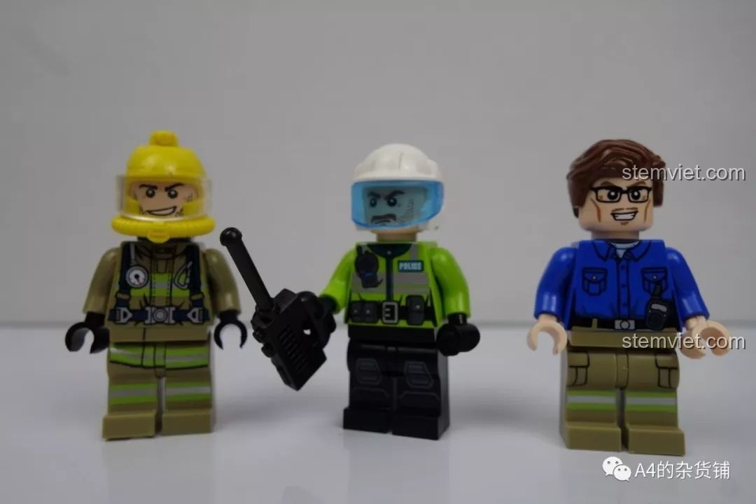 Ba minifigures của bộ QMAN 2807 sau khi đã trang bị đầy đủ mũ bảo hộ và phụ kiện, sẵn sàng cho nhiệm vụ.