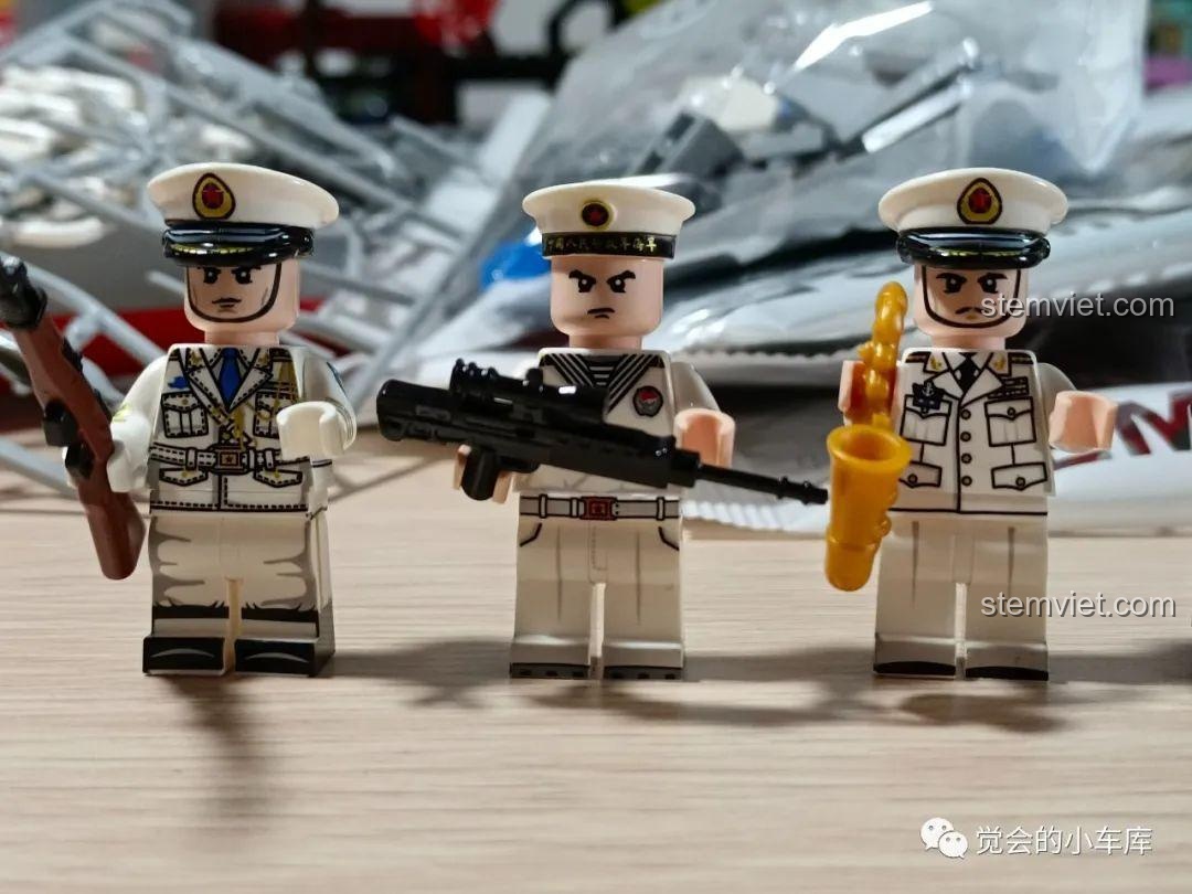 Cận cảnh 3 trong 5 minifigures của bộ SEMBO 202029: lính danh dự, thủy thủ và nhạc công, với trang phục và phụ kiện chi tiết.