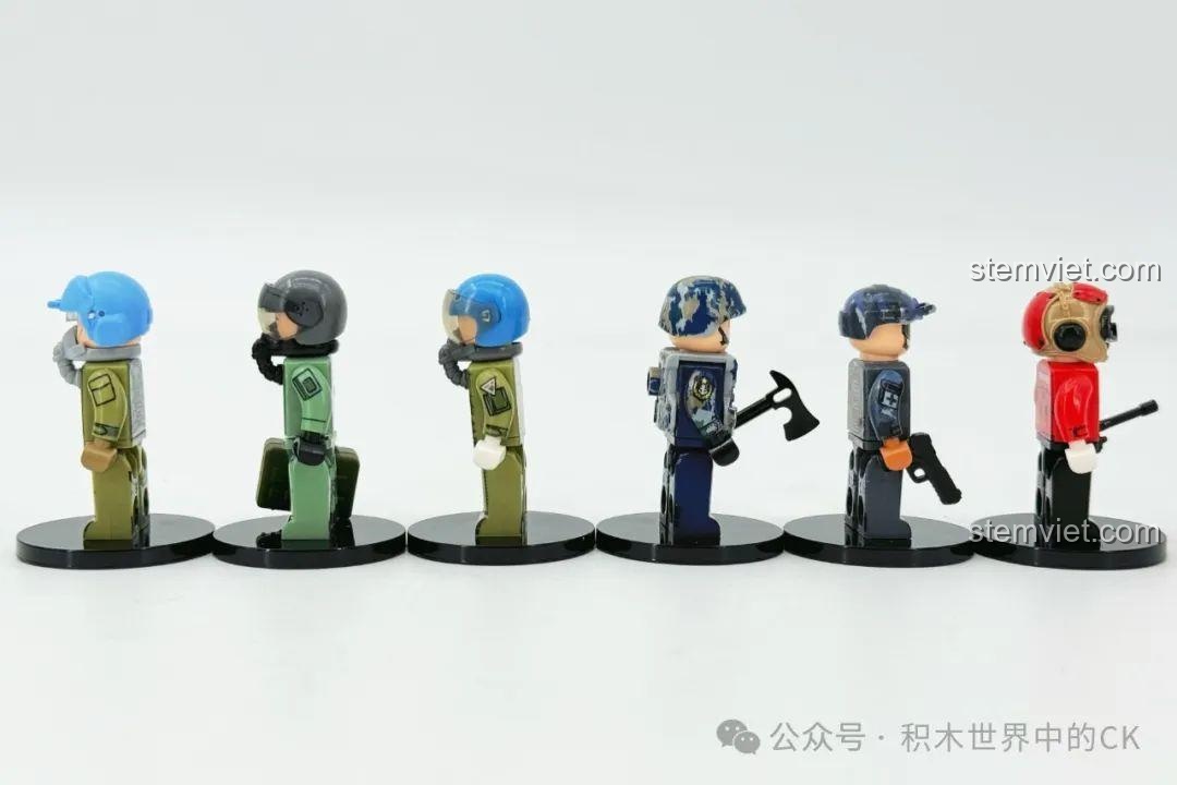Góc nhìn bên hông của các minifigures trong bộ xếp hình SEMBO 202257 Mô hình không quân hải Trung Quốc.