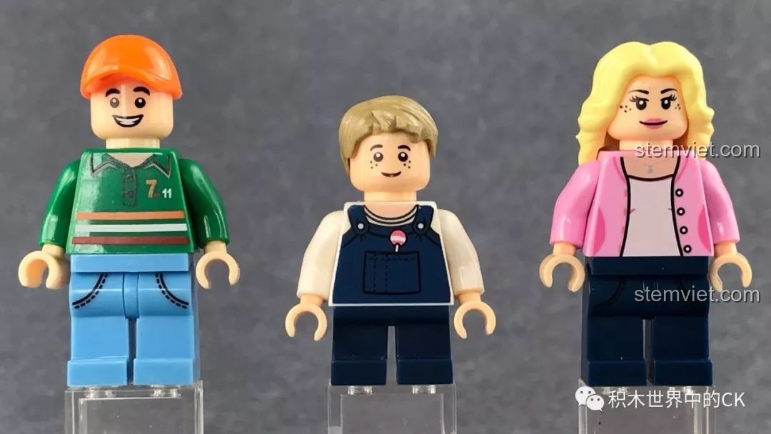 Ba minifigures của bộ SEMBO 601017: nhân viên bán hàng, khách hàng nam và khách hàng nữ, trong bài cảm nhận SEMBO 1017 Mô hình cửa hàng 7-Eleven.