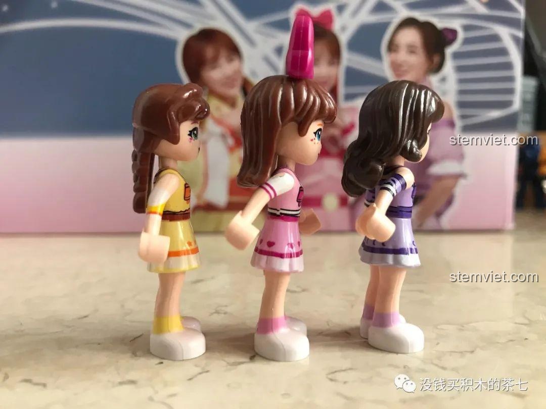 Ba minifigures của bộ SEMBO 604002 nhìn từ cạnh bên, khoe chi tiết tóc và trang phục.