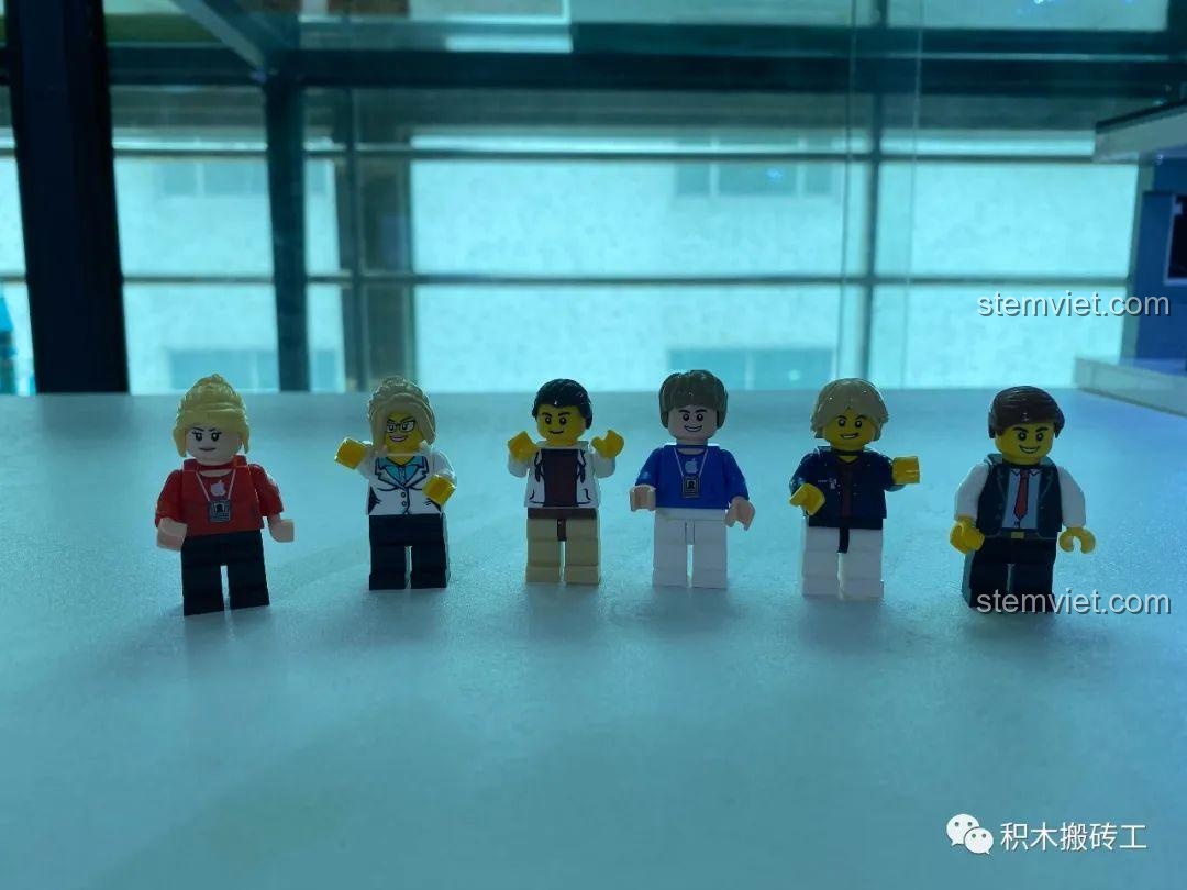 Sáu nhân vật minifigure đi kèm trong bộ lắp ghép Mô hình Apple Store, gồm nhân viên và khách hàng.