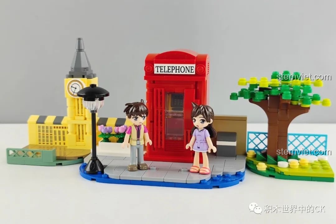Hai minifigures Shinichi Kudo và Ran Mouri đứng cùng nhau trong bộ lắp ráp K20705.