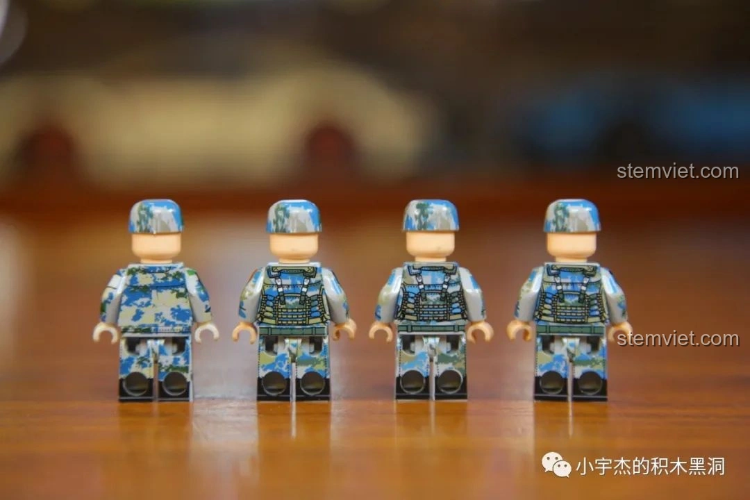 Mặt sau của các minifigures thủy thủ bộ lắp ráp Mô Hình Tàu Sân Bay Sơn Đông SEMBO 202001.