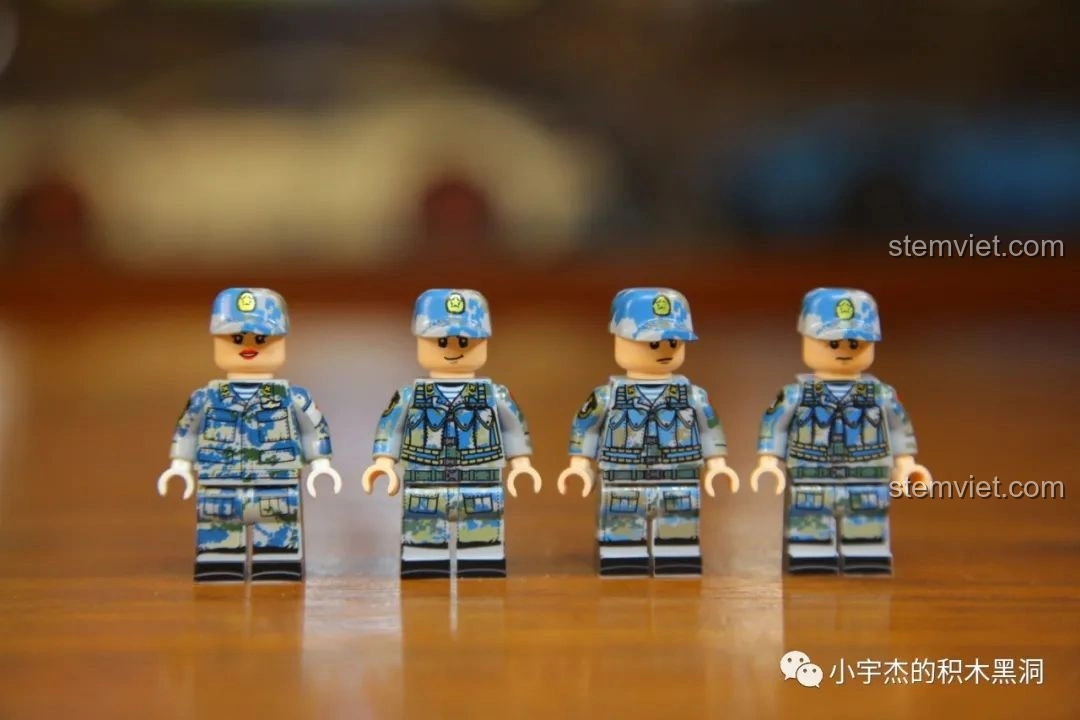 Bốn minifigures thủy thủ với trang phục rằn ri xanh của bộ lắp ráp Mô Hình Tàu Sân Bay Sơn Đông SEMBO 202001.