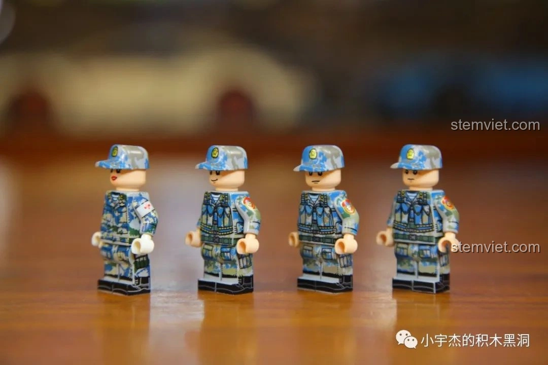 Góc nghiêng của các minifigures thủy thủ bộ lắp ráp Hàng Không Mẫu Hạm Sơn Đông SEMBO 202001.