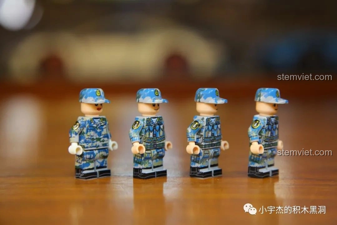 Góc nghiêng khác của các minifigures thủy thủ bộ lắp ráp Hàng Không Mẫu Hạm Sơn Đông SEMBO 202001.