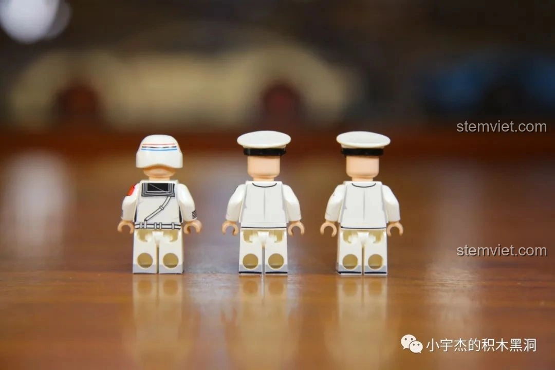 Mặt sau của các minifigures thuyền trưởng bộ lắp ráp Mô Hình Tàu Sân Bay Sơn Đông SEMBO 202001.