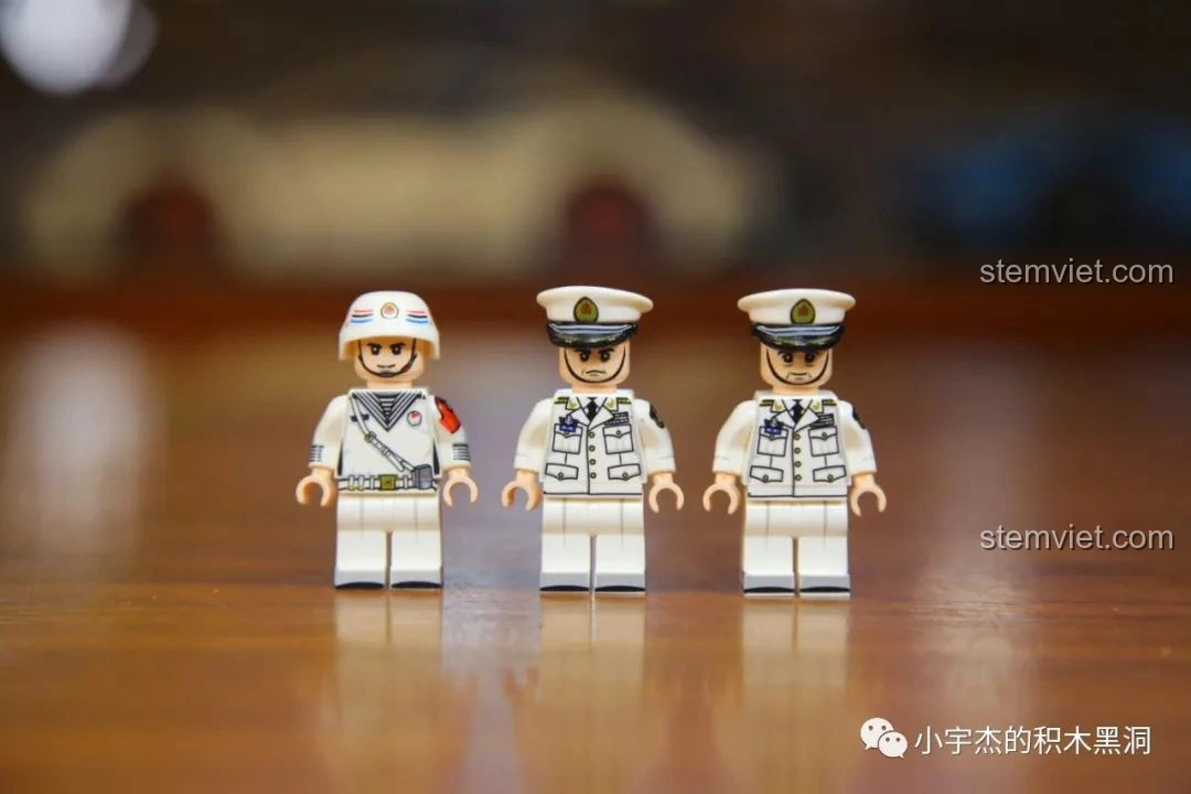 Ba minifigures thuyền trưởng và sĩ quan của bộ lắp ráp Mô Hình Tàu Sân Bay Sơn Đông SEMBO 202001.