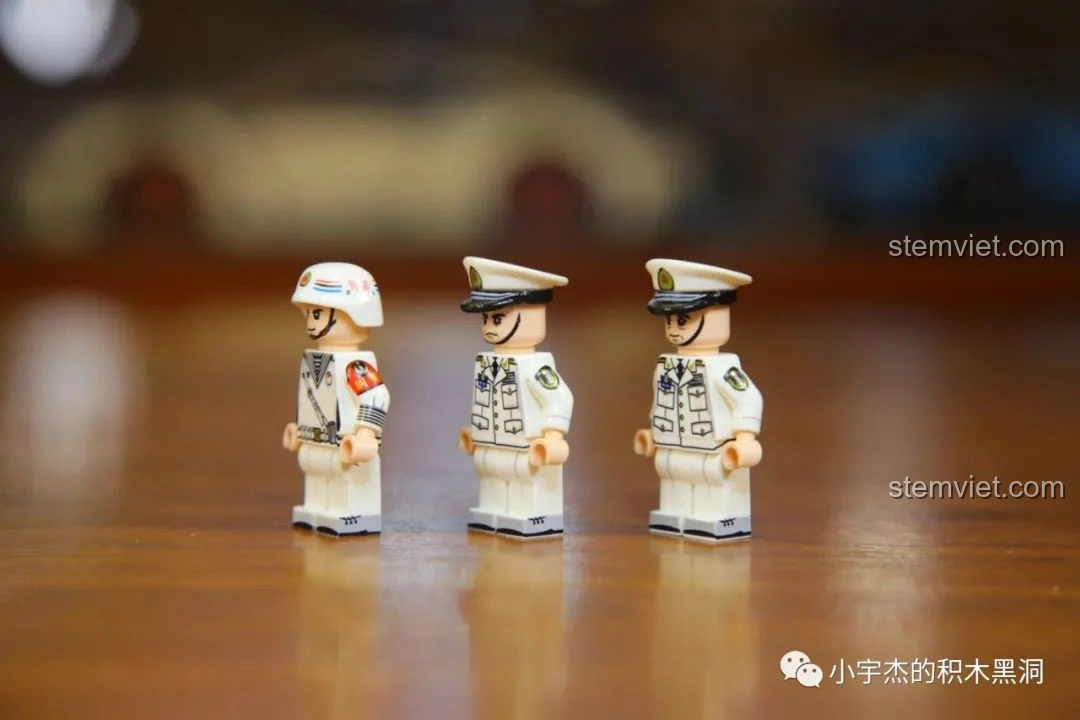 Góc nghiêng của các minifigures thuyền trưởng bộ lắp ráp Hàng Không Mẫu Hạm Sơn Đông SEMBO 202001.