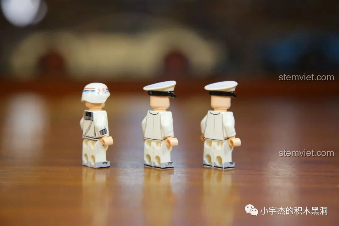 Góc nghiêng khác của các minifigures thuyền trưởng bộ lắp ráp Hàng Không Mẫu Hạm Sơn Đông SEMBO 202001.