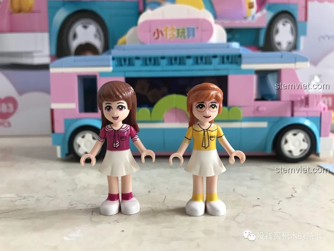 Hai minifigure Tiểu Linh và Hạ Thiên đã được lắp ráp hoàn chỉnh, đứng cạnh nhau.