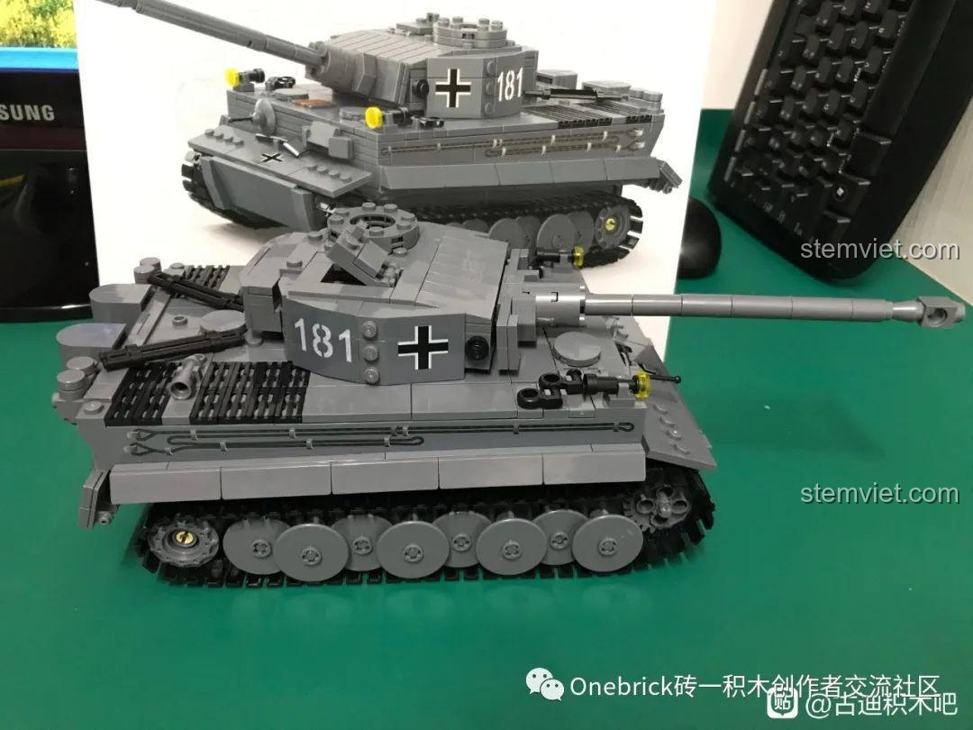 Minifigures được đặt lên xe tăng GUDI 6104, tái hiện cảnh chiến đấu, tăng tính tương tác cho bộ đồ chơi.