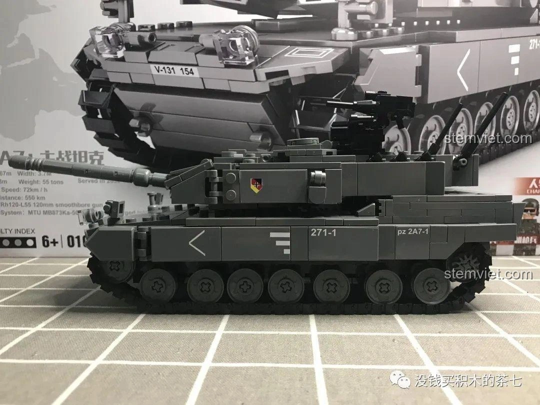 Các minifigures lính Đức được đặt trên mô hình xe tăng Leopard 2A7+ của bộ Jiazhi 0104, tạo cảnh quan sống động.