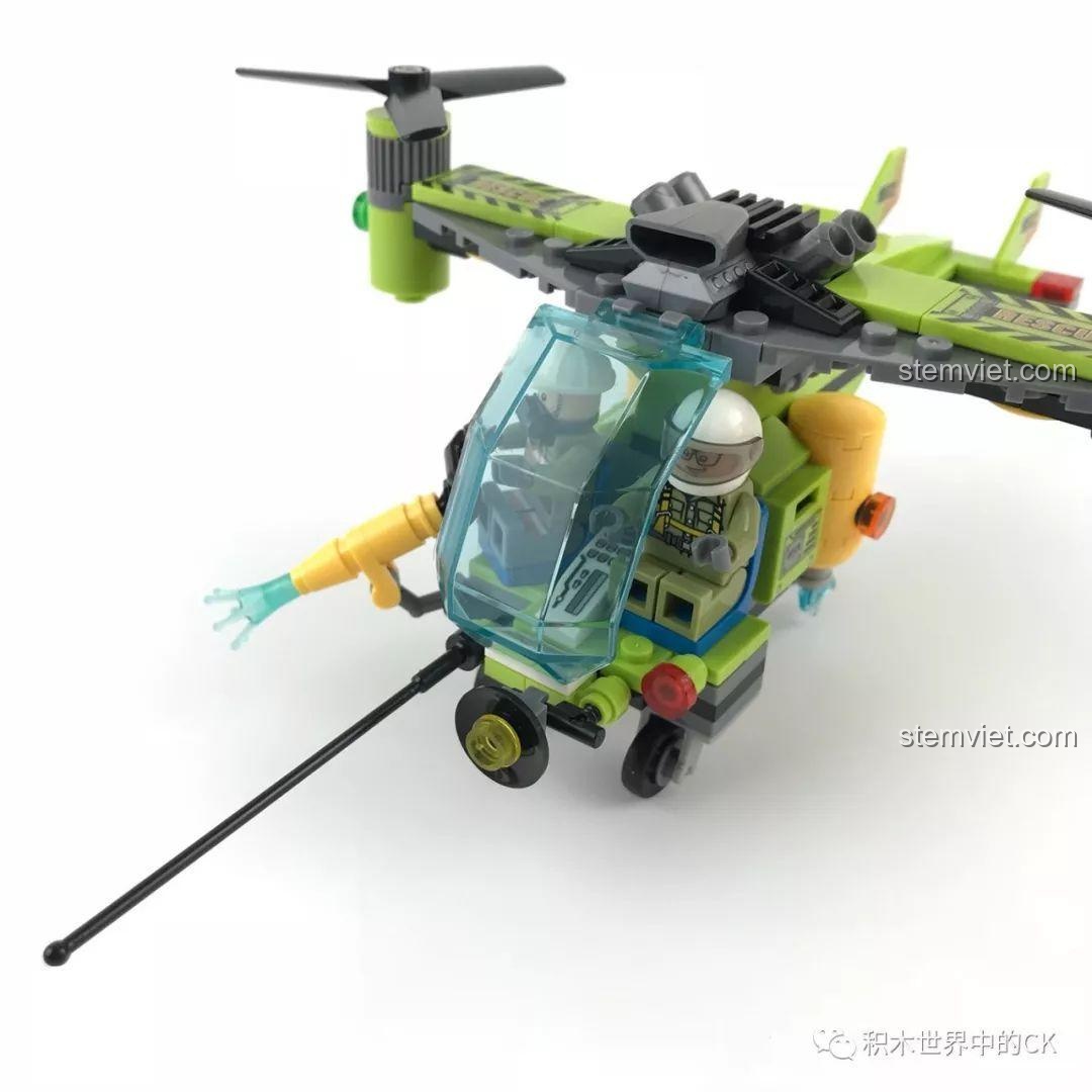 Hai minifigures phi công và lính cứu hỏa ngồi vừa vặn bên trong buồng lái kép của trực thăng Sembo SD9512.