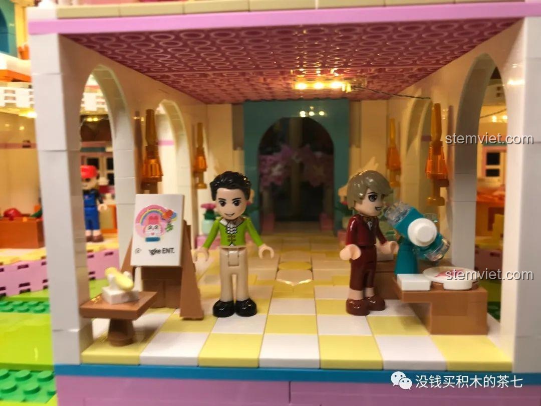 Các minifigure được đặt ở các tầng khác nhau của lâu đài, tạo nên một khung cảnh sống động.