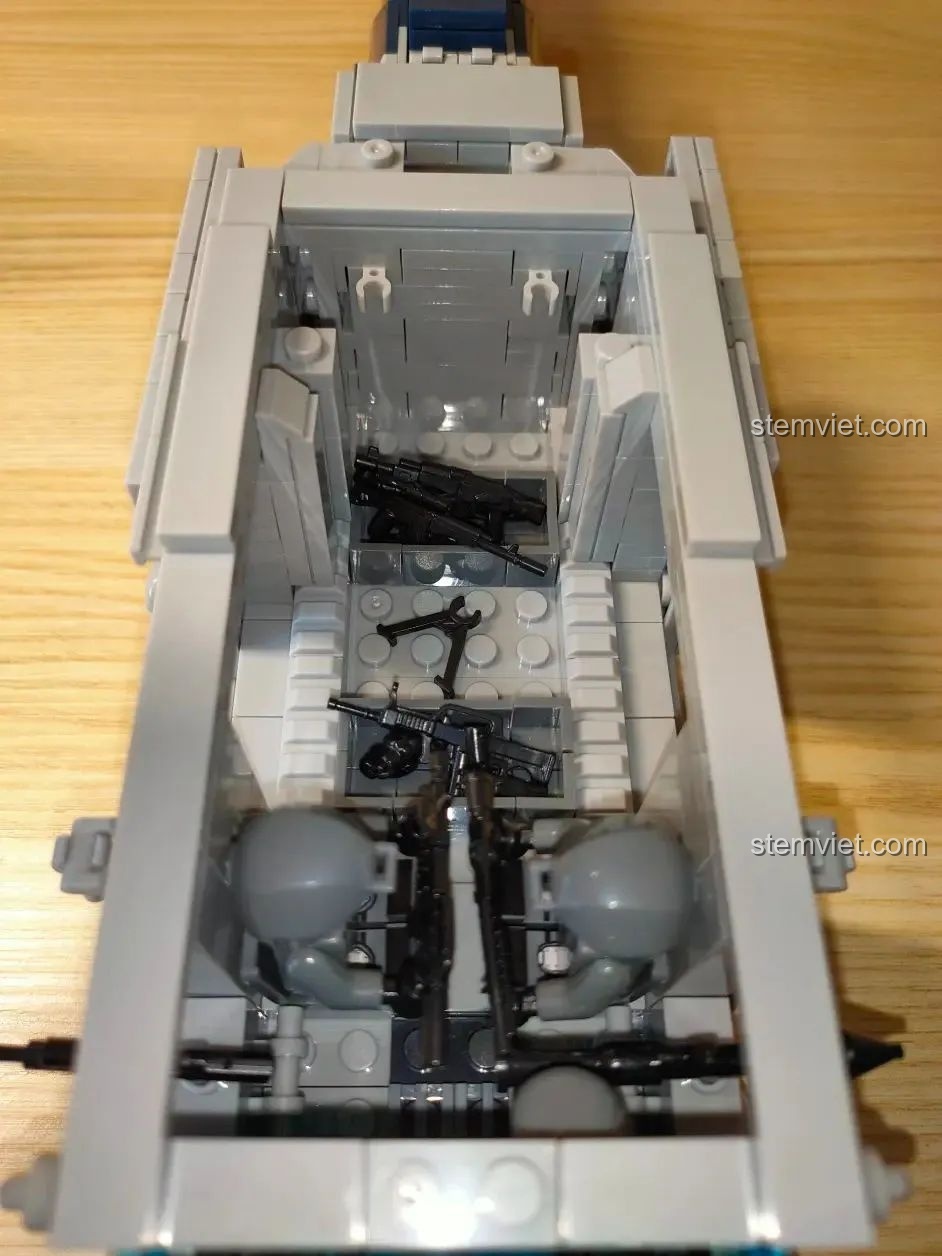 Các minifigures được đặt vào bên trong khoang lái và khoang chứa quân của mô hình trực thăng WOMA C0897.