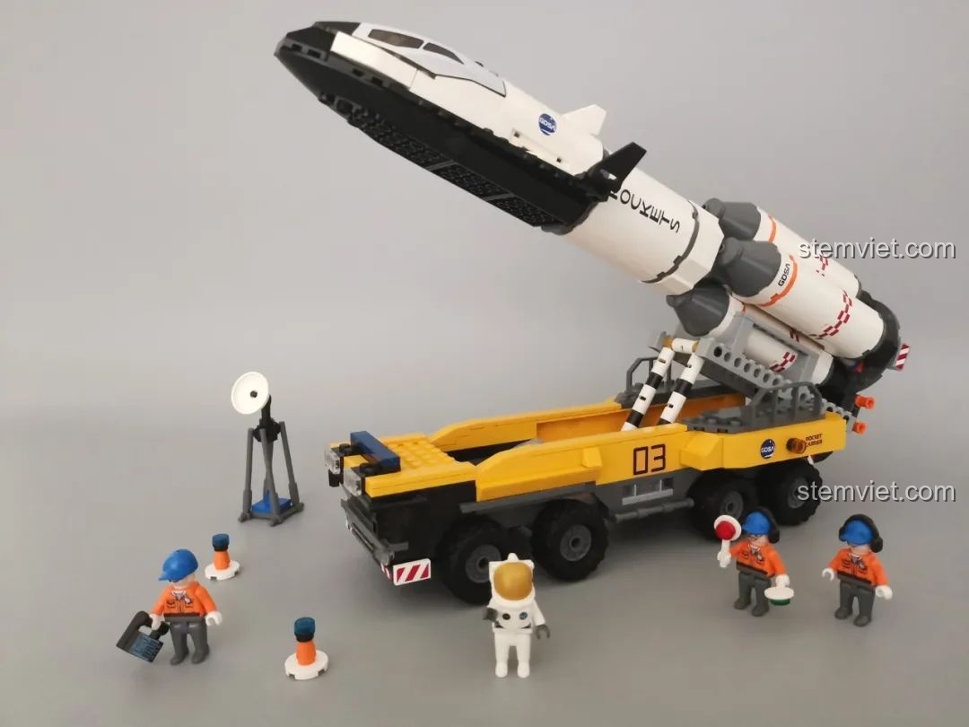 Các minifigures đang tương tác với xe tải và tên lửa trong bộ đồ chơi Mô hình tàu vũ trụ cho bé trai từ 6 tuổi.