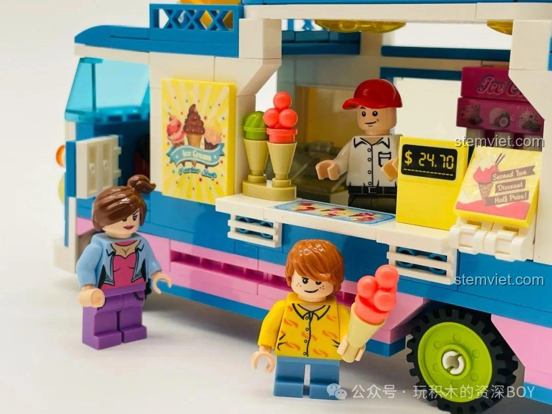 Các nhân vật minifigures đang tương tác với xe kem, tạo nên cảnh tượng sống động và khuyến khích bé chơi nhập vai.