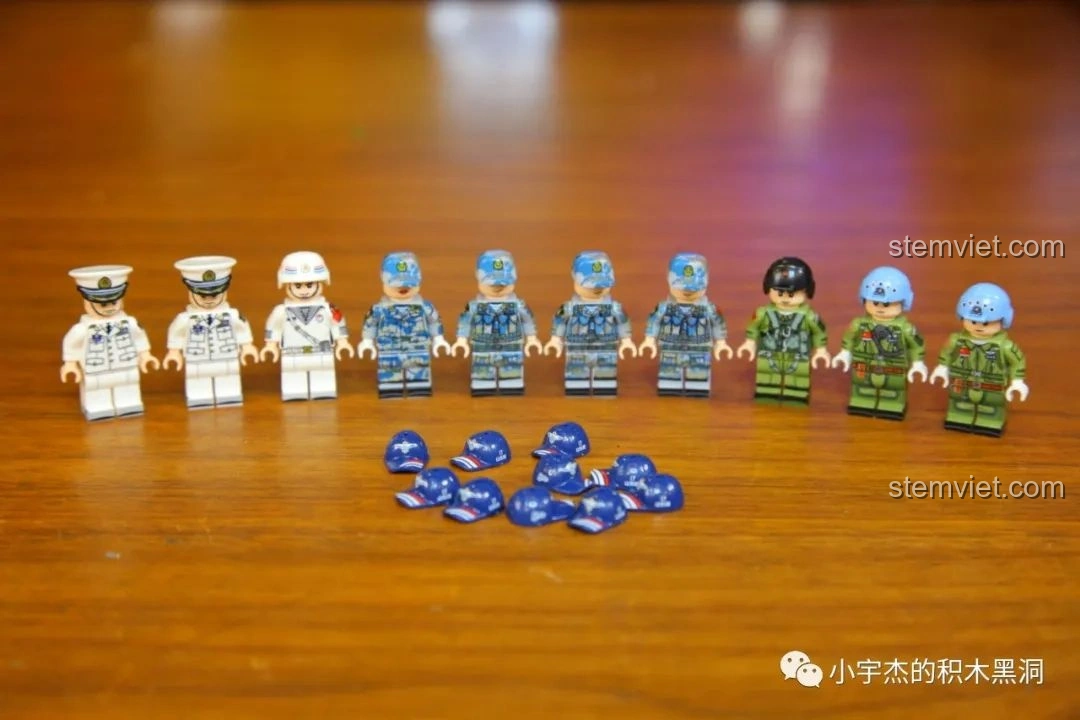 Các minifigures và mũ lưỡi trai đi kèm bộ lắp ráp Hàng Không Mẫu Hạm Sơn Đông SEMBO 202001.