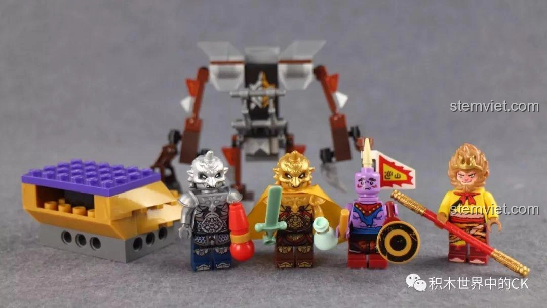Toàn bộ 4 nhân vật minifigure Tôn Ngộ Không, Kim Giác, Ngân Giác, Tiểu Toản Phong cùng phụ kiện và một phần của xe chiến đấu trong bộ QMAN 3805.