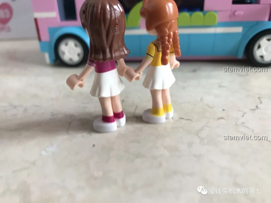 Hai minifigure Tiểu Linh và Hạ Thiên đứng trước chiếc xe phỏng vấn đã hoàn thiện.