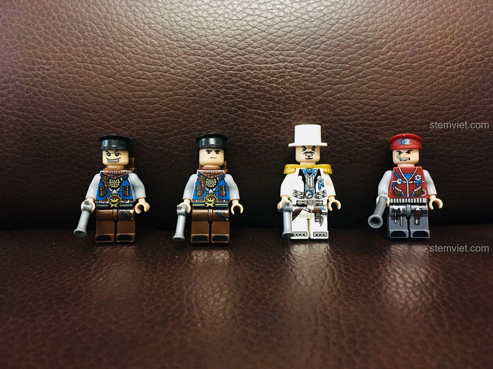 Cận cảnh 4 minifigures đi kèm bộ lắp ráp Winner 8043 Tàu Hơi Nước Steampunk, với trang phục và phụ kiện chi tiết.