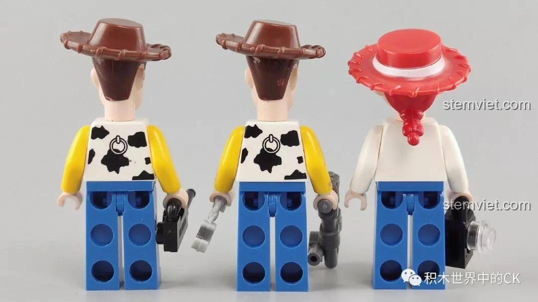 Mặt sau của ba minifigures Woody từ bộ lắp ráp SY1448 Toy Story 4, hiển thị chi tiết in ấn trên lưng.