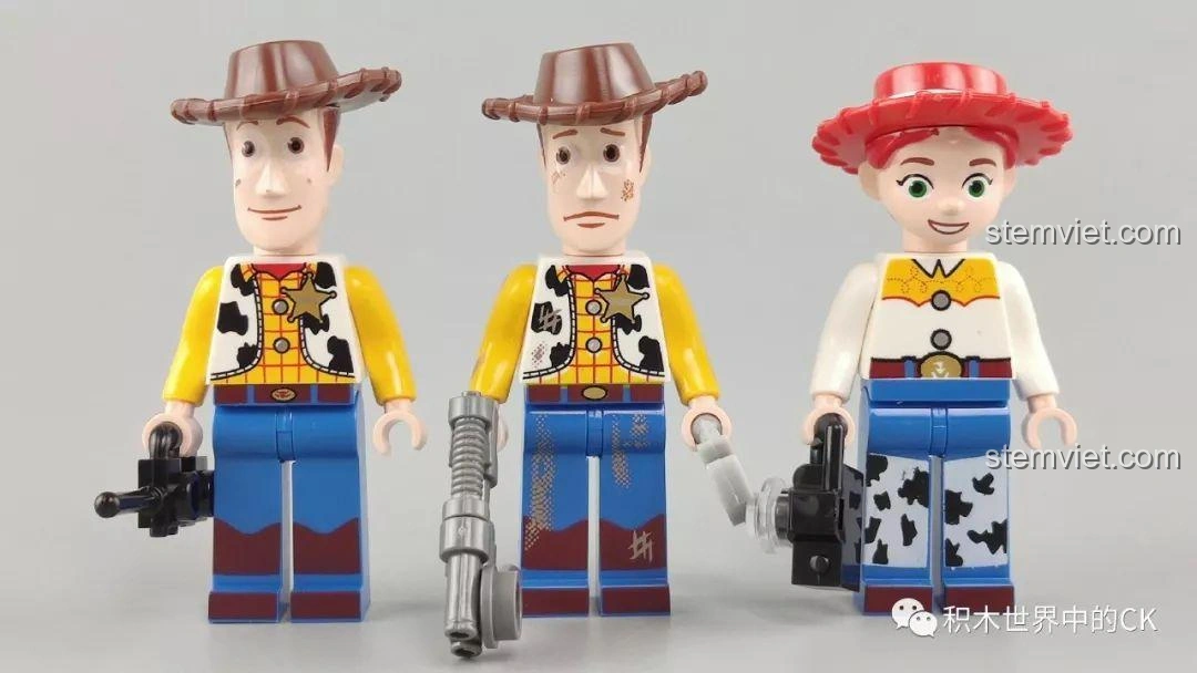 Ba minifigures Woody từ bộ lắp ráp SY1448 Toy Story 4, với các chi tiết trang phục và biểu cảm khác nhau.