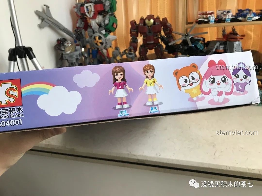 Hình ảnh hai minifigures Tiểu Linh và Hạ Thiên trên cạnh hộp đồ chơi lắp ráp SEMBO 604001.