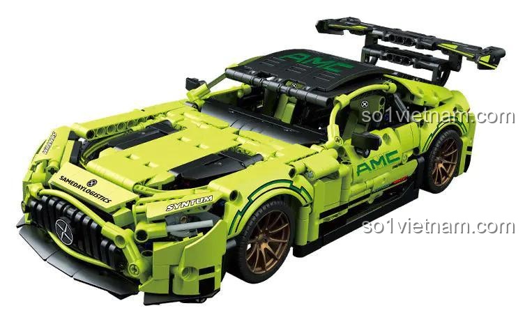 Mô hình hoàn thiện của bộ lắp ghép Siêu xe Mercedes AMG GT R MJ 8618A với màu xanh lá đặc trưng và thiết kế hầm hố.