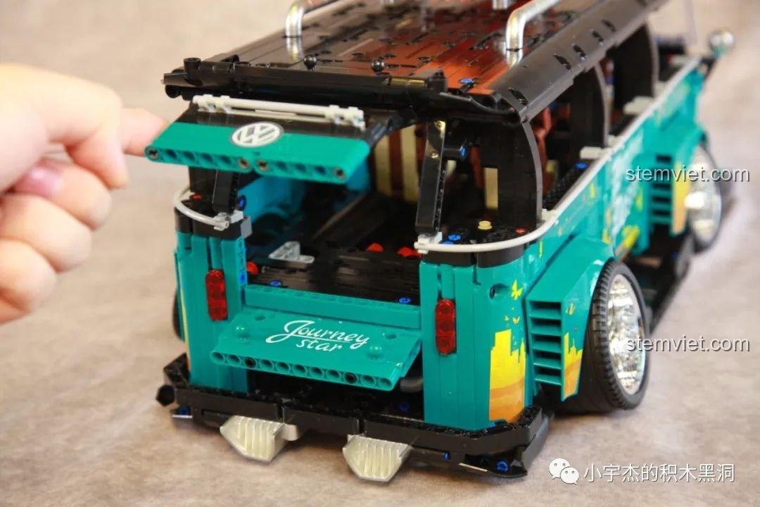 Một người đang mở phần trên của cốp sau xe K Box 10510, thể hiện chức năng đóng mở linh hoạt.