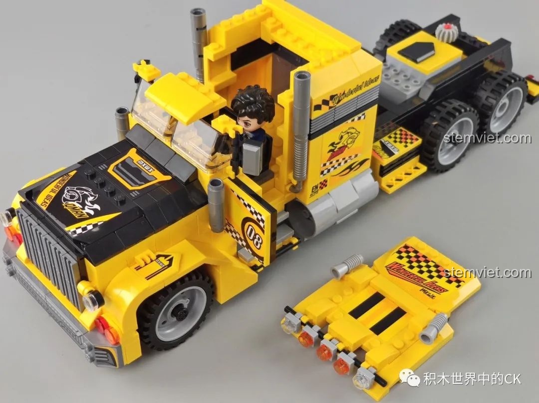 Cửa cabin của xe tải QMAN 42108 đang mở, để lộ nội thất bên trong.