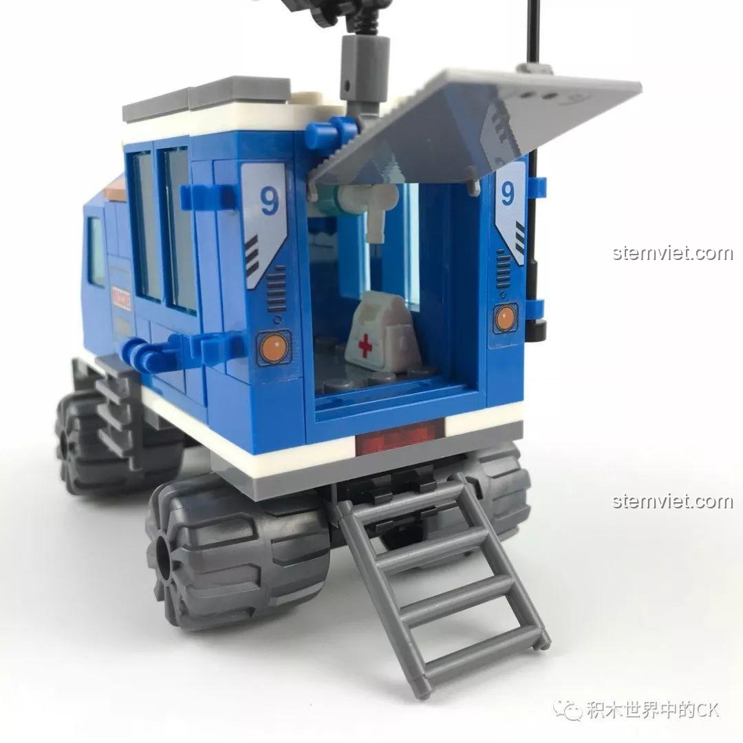 Cửa cuốn phía sau của xe cứu hộ được mở lên, để lộ hoàn toàn không gian và thiết bị bên trong.