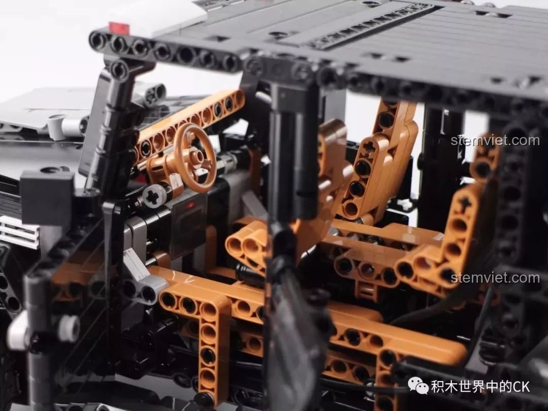 Khi mở cửa sau xe Mould King 13070, có thể thấy phần dây điện của bộ đèn chưa được giấu gọn gàng.