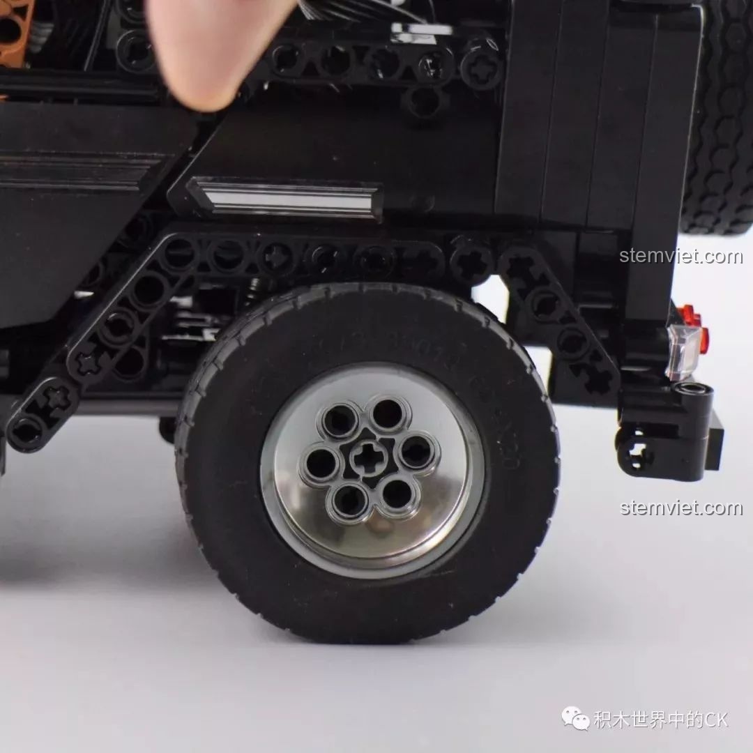 Cửa xe Mould King 13070 được mở rộng, để lộ phần nội thất chi tiết bên trong với ghế ngồi màu nâu.