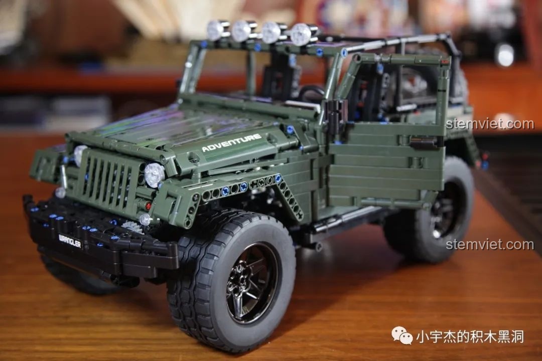 Mô hình Jeep Wrangler Rubicon hoàn chỉnh với cửa bên tài đang mở, để lộ nội thất bên trong.