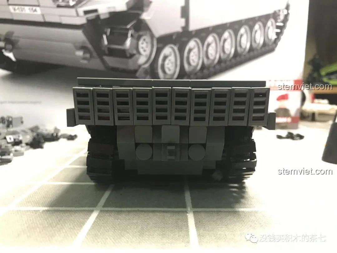 Góc nghiêng của mô-đun phía sau tháp pháo xe tăng Leopard 2A7+ trong bộ Jiazhi 0104.