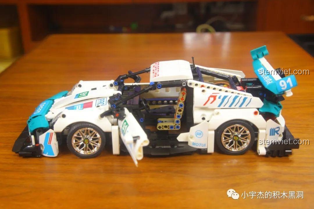 Mô hình KBOX 10214 Porsche 911 GT3 RS với cả hai cửa đang mở, tạo dáng ấn tượng.