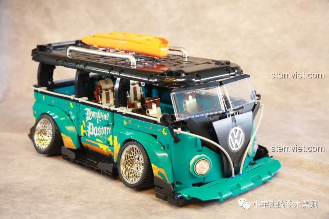 Mô hình K Box 10510 với tất cả các cửa đều mở, khoe trọn không gian nội thất và thiết kế độc đáo.