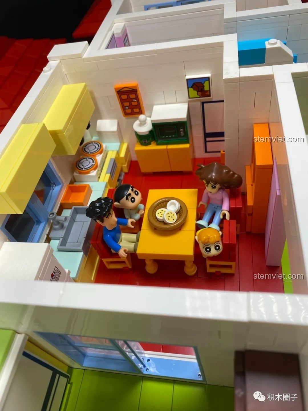 Cả gia đình Nohara nằm ngủ cùng nhau trong phòng ngủ của bộ đồ chơi mô hình 20612 đáng tiền.