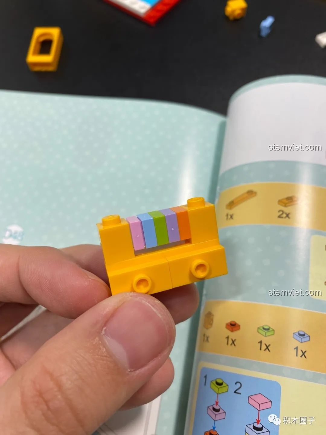 Chi tiết giá sách 5 màu độc đáo trong bộ đồ chơi mô hình 20612 đáng tiền.