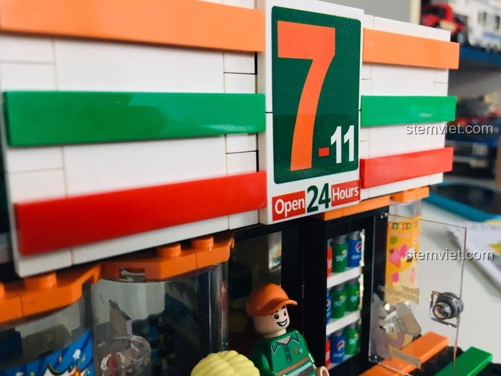 Chi tiết logo 7-Eleven và biển hiệu 'Open 24 Hours' trên mô hình SEMBO 601017, rất chân thực và sống động.